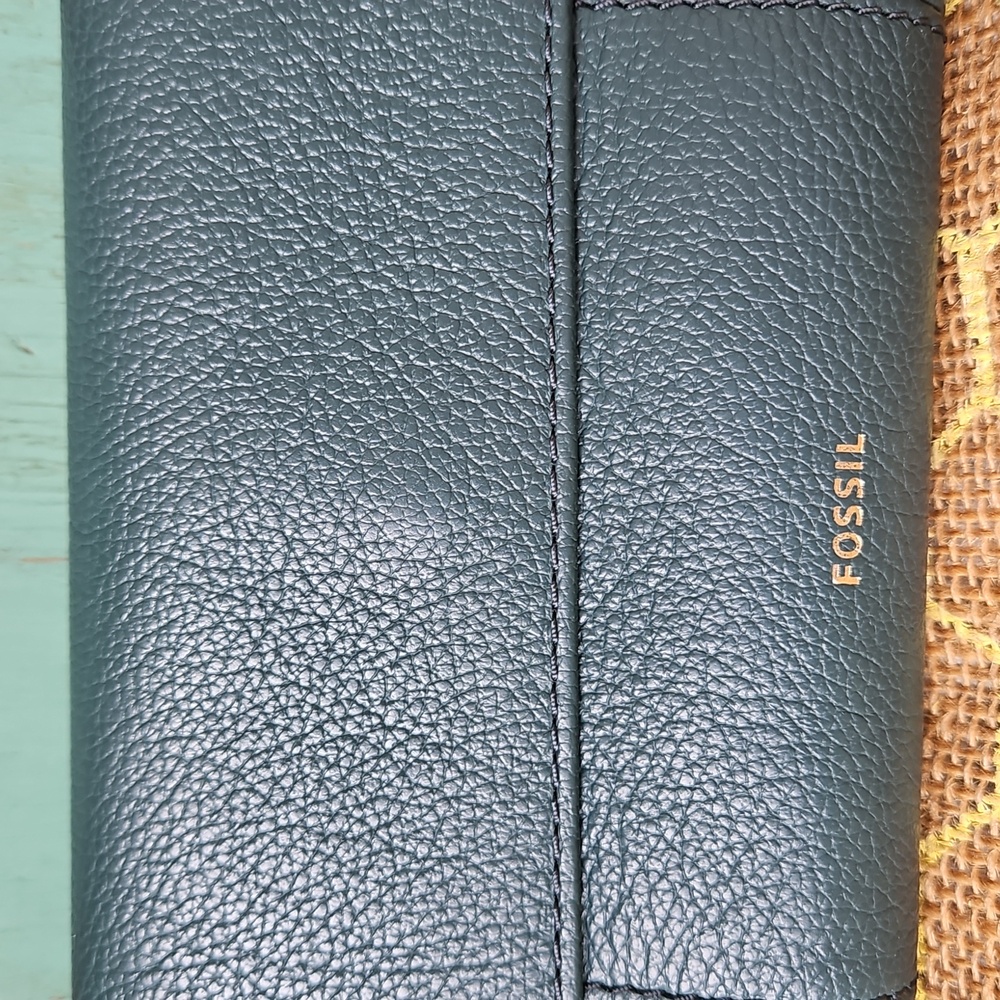NWOT Fossil Forest Green Ziparound Wallet - Picture 2 of 6